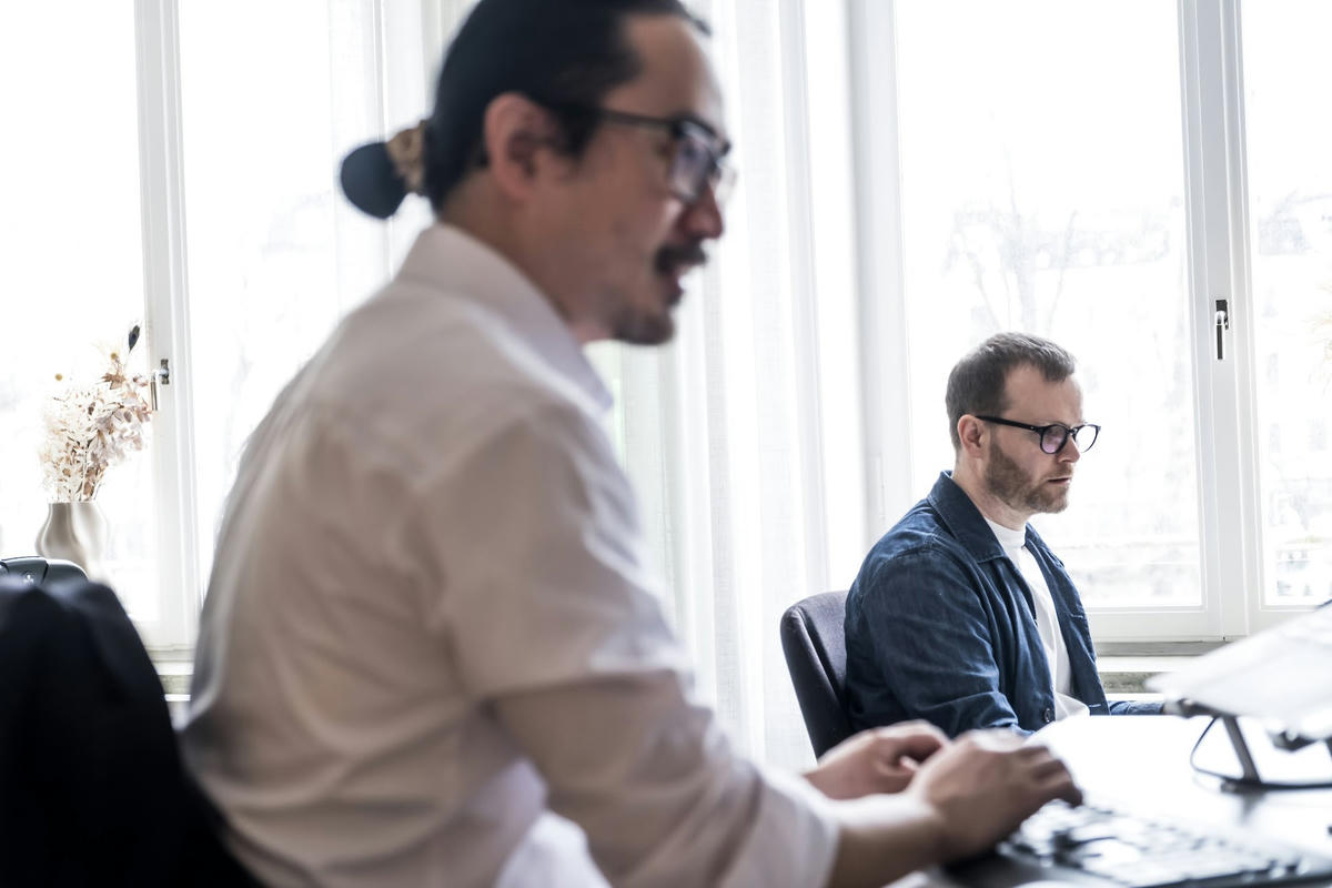Glada app-programmerare vid sina skrivbord Glada app-programmerare vid sina skrivbord