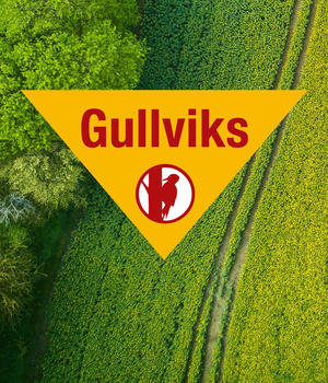 Gullviks logo med grön åkermark i bakgrunden